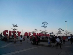 Tak Pernah Bosan Main ke Pantai Losari Makassar