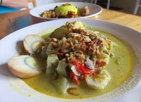 Mencicip Kelezatan Lontong Cap Go Meh Komplet di Mas Sem-Lo