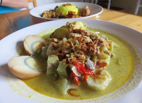 Mencicip Kelezatan Lontong Cap Go Meh Komplet di Mas Sem-Lo