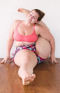 Wanita Berbobot 100 Kg Ini Menginspirasi dengan Lakukan Pose Yoga yang Sulit