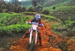 Beda! Offroad di Puncak Lewat Kebun Teh Indah