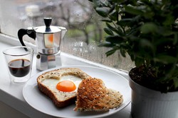 Roti Panggang Bentuk Hati untuk Sarapan Istimewa