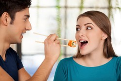 Agar Hubungan Berlanjut, Pesanlah Sushi dan Cocktail Saat Kencan Pertama