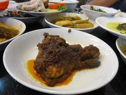 Lamaknyo! Rendang Ayam Gurih Berempah untuk Makan Siang