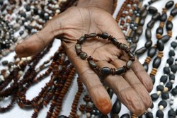 Aksesoris Buatan Suku Abui Alor, Suvenir Unik Buat Pacar Tersayang