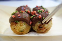 Oishii! Takoyaki Isi Cokelat dan Taburan Macaron yang Legit