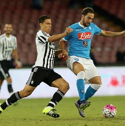 Zoff: Juve vs Napoli Partai Scudetto, tapi Belum Menentukan