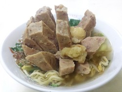 Bakso Gajah Mungkur: Yuk, Jajan Bakso Urat Jumbo yang Gurih Hangat!