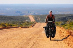 Dokter Ganteng Ini Traveling Keliling Dunia Naik Sepeda