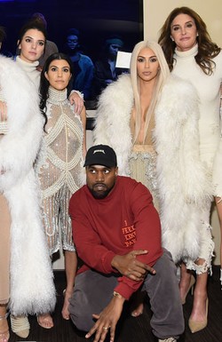 Foto: Penampilan Glamour Keluarga Kardashian di Fashion Show Kanye West