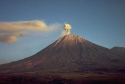 Gunung Semeru Semburkan Awan Panas
