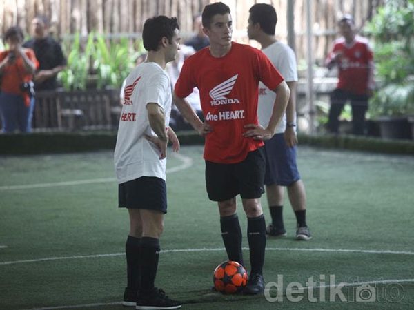Marquez & Pedrosa Bermain Futsal