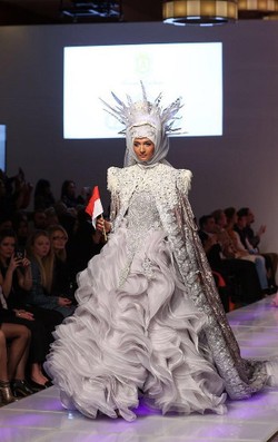 Gaun Mutiara Karya Anniesa Hasibuan Banjir Pujian di Couture Fashion Week, NY