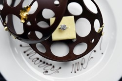 Wow, Cake Mungil dengan Cincin Berlian Ini Harganya Rp 1 Miliar!