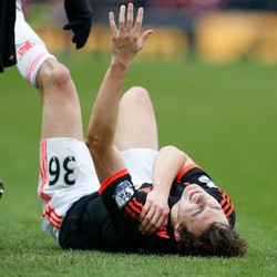 Darmian Cedera Bahu, MU Minim Bek Kanan