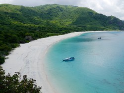 Pantai Lingal di Alor, Indahnya Bukan Main!