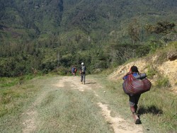 Papua, Jalan Kaki dan Sepakbola