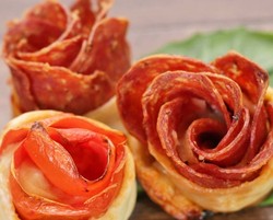 Yuk, Bikin Sendiri Pizza Pepperoni Berbentuk Bunga Mawar