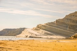 Tebing di Italia yang Tampak Seperti Tangga