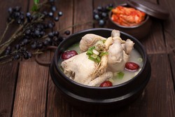Samgyetang, Sup Ayam Korea yang Hangat Berempah untuk Makan Siang!
