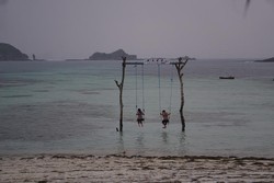 Yang Baru di Pantai Tanjung Aan, Ayunan Cinta!