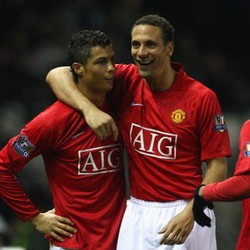 Ferdinand Tertawa Mendengar Ronaldo Mengaku Tak Akrab Dengannya