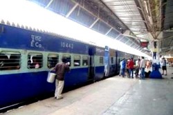 Merasakan Sensasi Naik Kereta Api di India