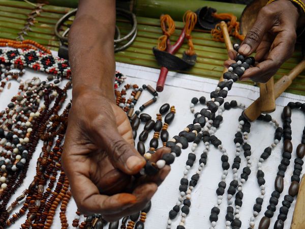 Wah! Ada Aksesoris Dari Biji-bijian di Alor