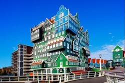 4 Gedung Ajaib Seperti Ditumpuk-tumpuk