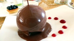 Saat Lumer Bola Cokelat Ini Memunculkan Dessert di Dalamnya