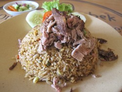 Yuk, Siang Ini Jajan Nasi Goreng Bebek yang Pedes Enak!