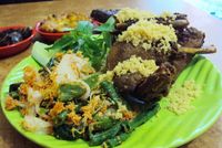 Sedap Mantap! Bebek Goreng Kremes Plus Urap Sayuran