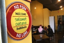 Tanda No Pork dan Free Pork di Restoran Bikin Bingung Muslim Malaysia