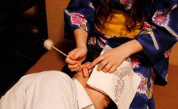 Gadis Jepang Cantik Siap Bersihkan Kuping Wisatawan