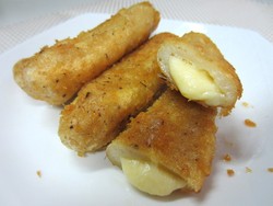 Cik Lampung: Nyamm! Empuk Mulur Pempek Isi Keju Mozzarella