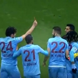 Pemain Ini Acungkan Kartu Merah ke Wasit, lalu Gantian Dikartu Merah