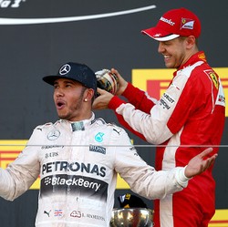 Hamilton Tertawakan Komentar Vettel Terkait Dominasi