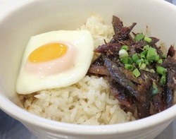 Recovery Food: Rice Bowl Pemulih Tenaga Berlauk Ikan Kering dan Bandeng