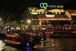 Menghabiskan Malam di Clarke Quay, Singapura