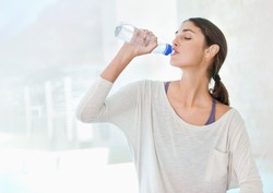Minum Air Hangat Bisa Atasi Sakit Tenggorokan dan Turunkan Berat Badan