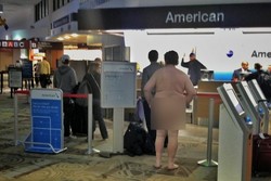 Edan! Traveler di AS Telanjang Bulat Antre Tiket Pesawat