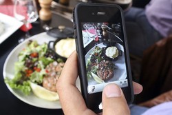 Makanan yang Difoto Sebelum Dimakan Rasanya Terbukti Lebih Enak