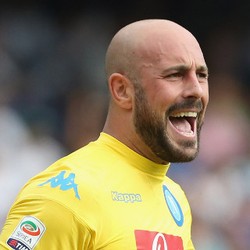 Reina Pengin Pensiun di Napoli