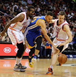 Curry dan Thompson Menangkan Warriors di Markas Heat