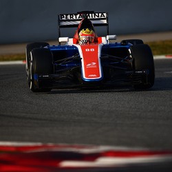 Mengapa Rio Disponsori Pertamina tapi Manor Gunakan Petronas?