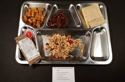 Pria Ini Suka Mengoleksi dan Menikmati Makanan Ransum Tentara