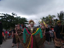 Seru! Festival Bau Nyale Lombok Dibuka dengan Parade Budaya