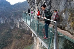 China Punya Jembatan Kaca Mengerikan di Pinggir Jurang