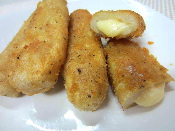 Enaknya! Pempek Isi Keju Mozzarella yang Empuk Mulur