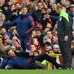 Van Gaal Kini Aksi Diving, Dua Dekade Lalu Unjuk Tendangan Karate